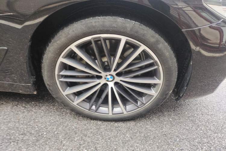 Used BMW 5 Series 2020 530Li Executive M Sport Package Right Front Wheel Hub