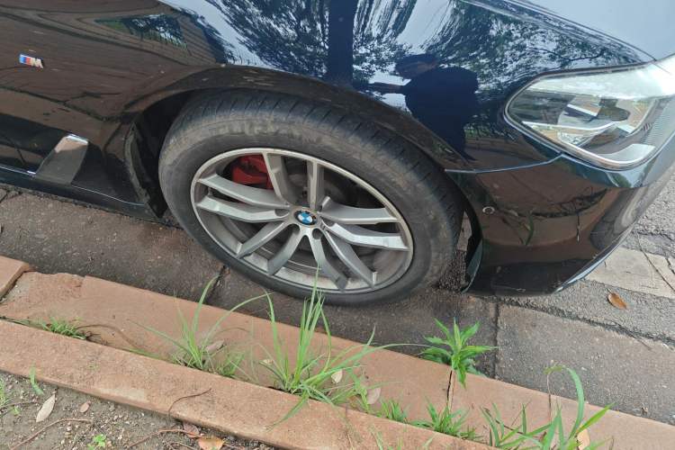 Used BMW 5 Series 2020 525Li M Sport Package Right Front Wheel Hub