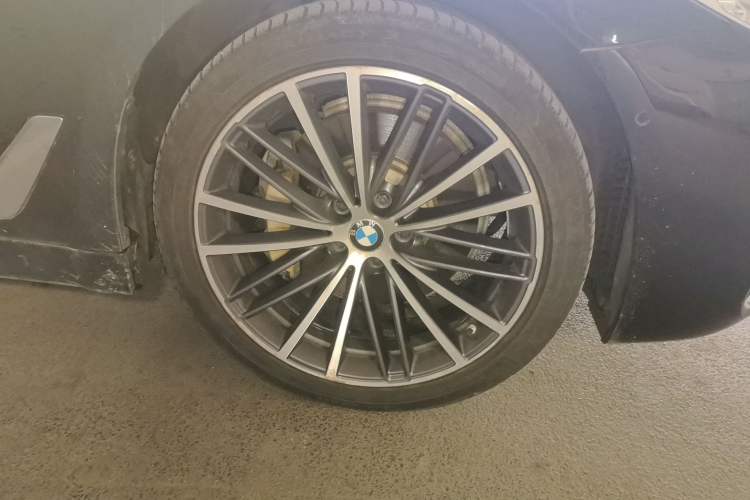Used BMW 5 Series 2020 530Li Luxury Edition M Sport Package Right Front Wheel Hub