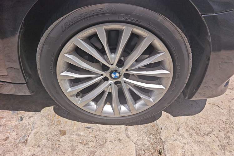 Used BMW 5 Series 2020 530Li xDrive Luxury Package Right Front Wheel Hub