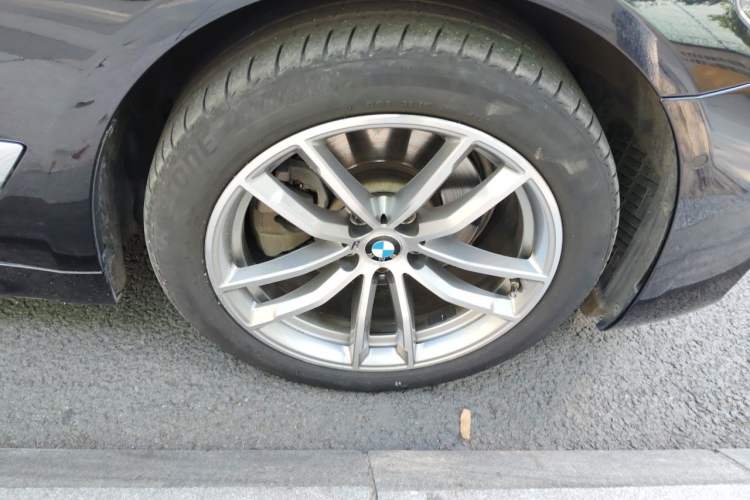 Used BMW 5 Series 2020 525Li M Sport Package Right Front Wheel Hub