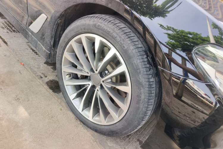 Used BMW 5 Series 2020 530Li Leading Edition Luxury Package Right Front Wheel Hub