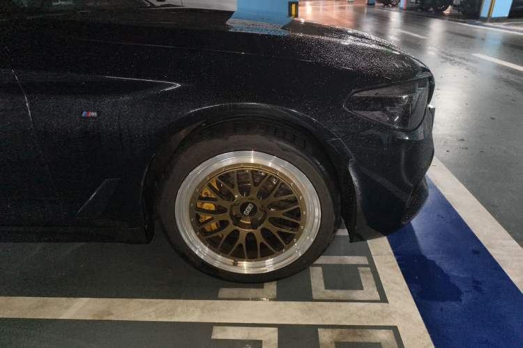 Used BMW 5 Series 2020 530Li Leading Model M Sport Package Right Front Wheel Hub
