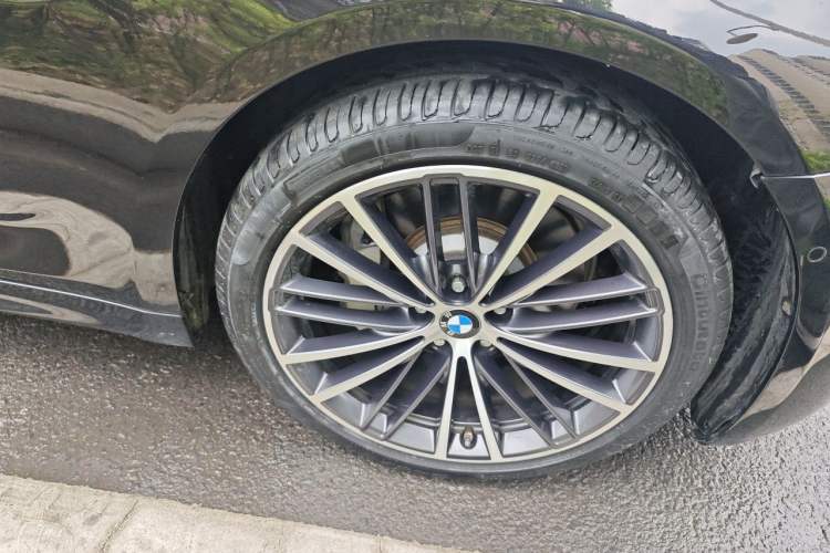 Used BMW 5 Series 2020 530Li xDrive M Sport Package Right Front Wheel Hub
