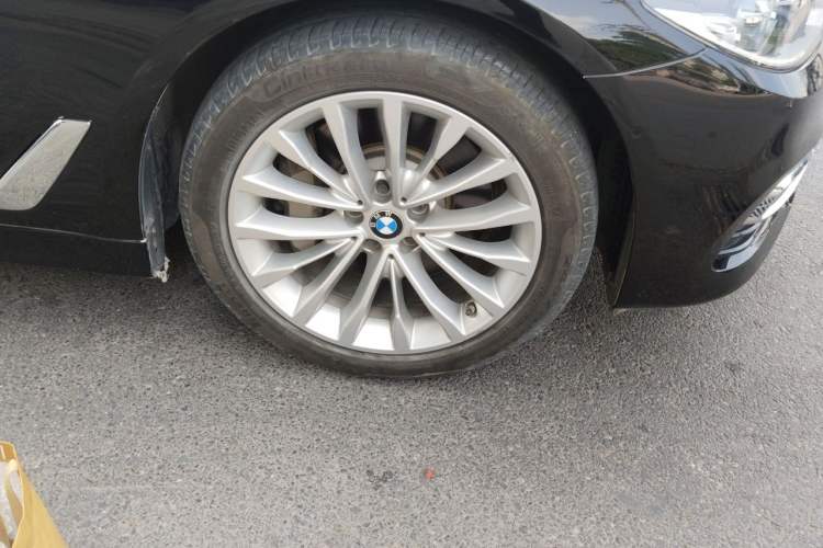 Used BMW 5 Series 2020 530Li Luxury Edition Premium Package Right Front Wheel Hub