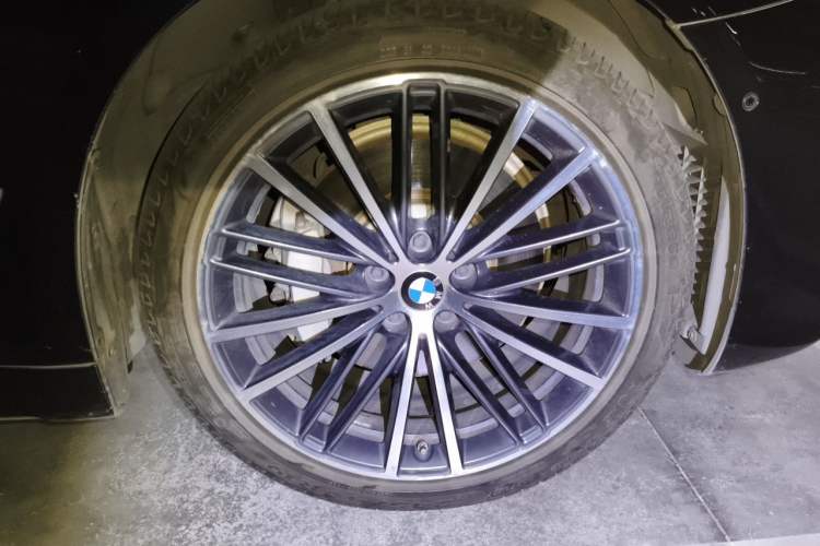 Used BMW 5 Series 2020 530Li Luxury Edition M Sport Package Right Front Wheel Hub