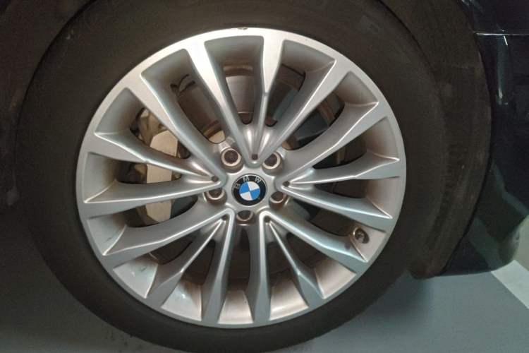 Used BMW 5 Series 2020 530Li Luxury Edition Premium Package Right Front Wheel Hub