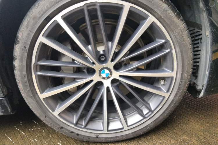 Used BMW 5 Series 2020 530Li Leading Model M Sport Package Right Front Wheel Hub