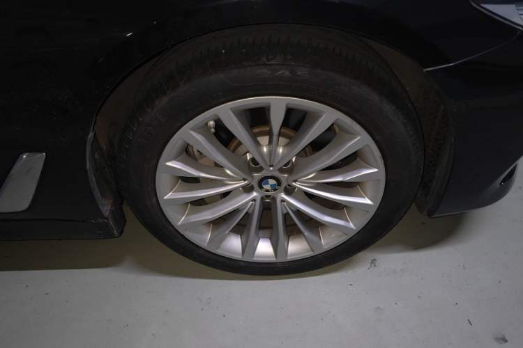 Used BMW 5 Series 2020 530Li Leading Edition Luxury Package Right Front Wheel Hub