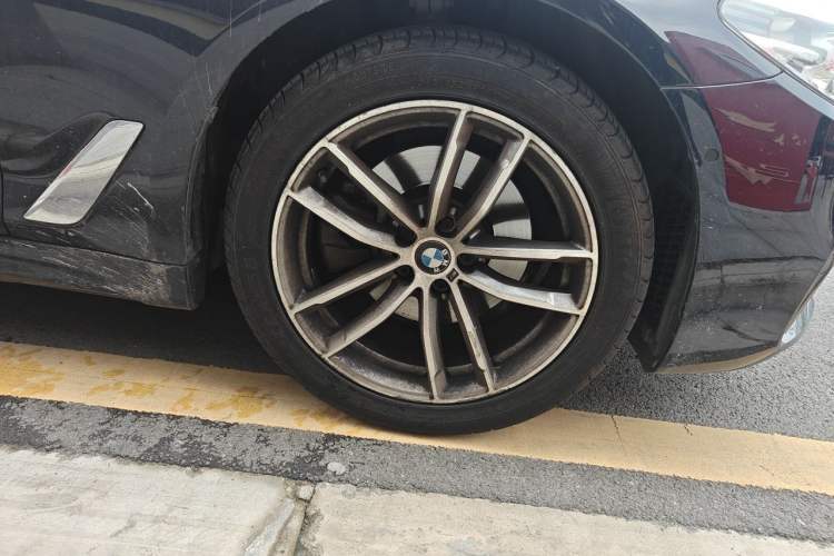Used BMW 5 Series 2020 525Li M Sport Package Right Front Wheel Hub