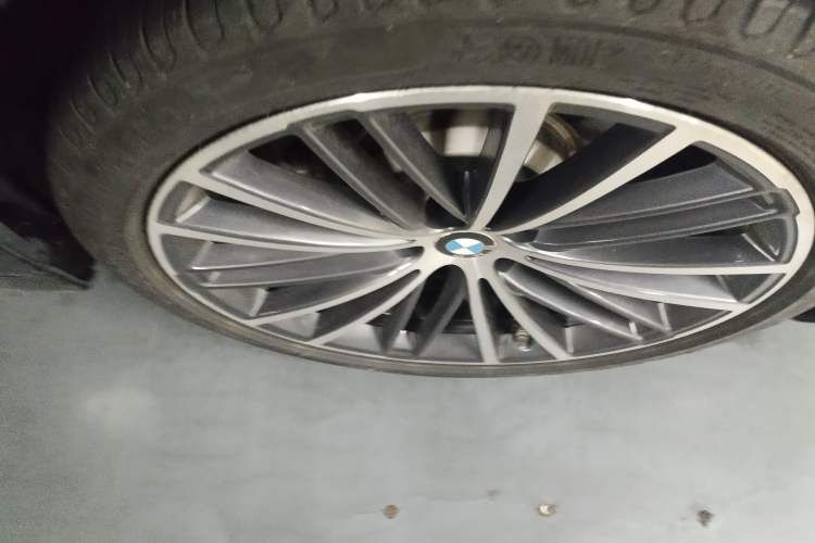 Used BMW 5 Series 2020 530Li Leading Model M Sport Package Right Front Wheel Hub