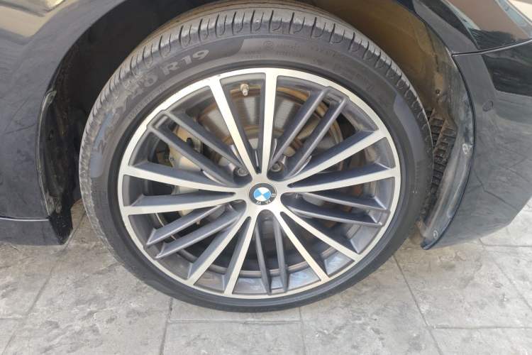 Used BMW 5 Series 2020 530Li Luxury Edition M Sport Package Right Front Wheel Hub