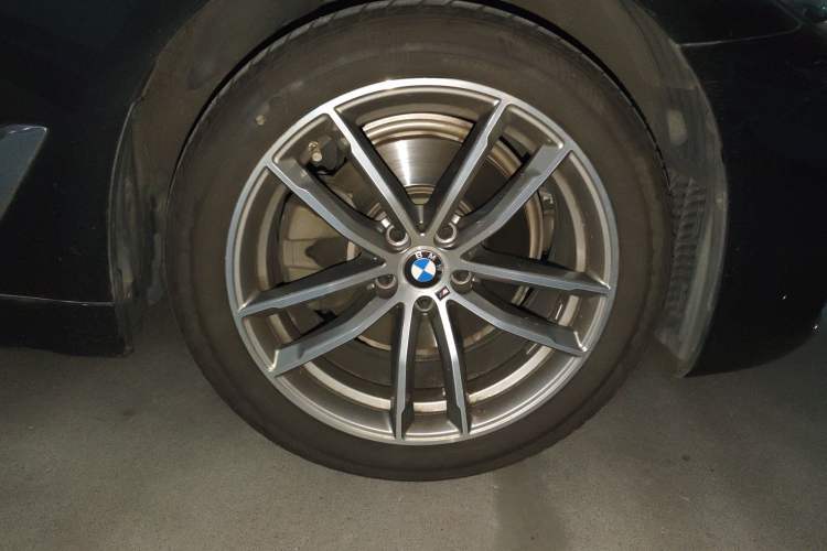 Used BMW 5 Series 2020 525Li M Sport Package Right Front Wheel Hub