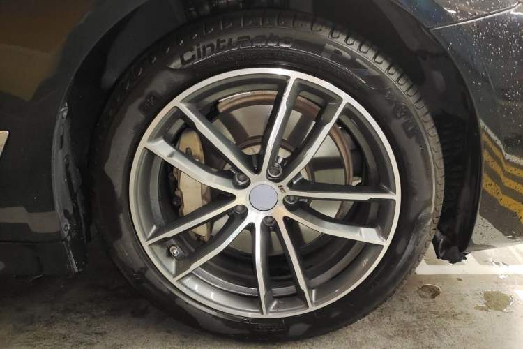 Used BMW 5 Series 2020 530Li Leading Edition Luxury Package Right Front Wheel Hub