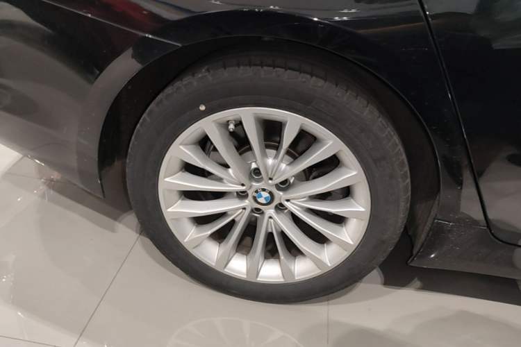 Used BMW 5 Series 2020 530Li Luxury Edition Premium Package Right Rear Wheel Hub