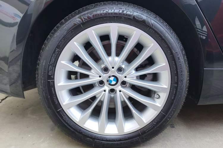 Used BMW 5 Series 2020 530Li Luxury Edition Premium Package Right Rear Wheel Hub