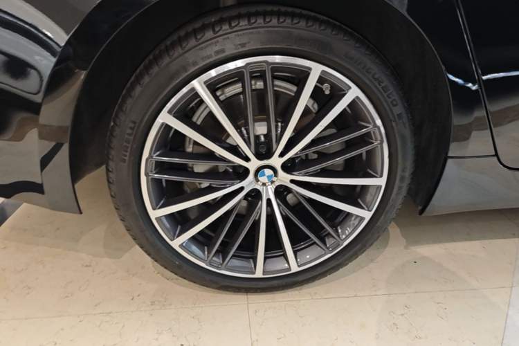 Used BMW 5 Series 2020 530Li Executive Luxury Package Right Rear Wheel Hub