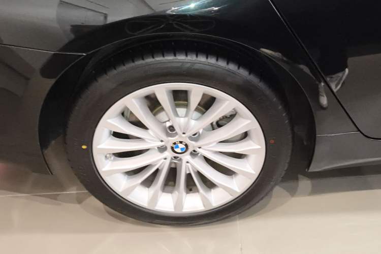 Used BMW 5 Series 2020 530Li Luxury Edition Premium Package Right Rear Wheel Hub