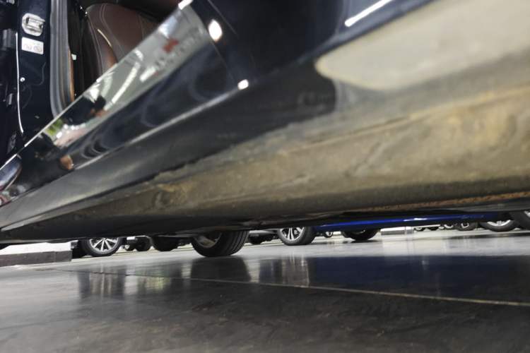 Used BMW 5 Series 2020 530Li xDrive Luxury Package Right Side Sill