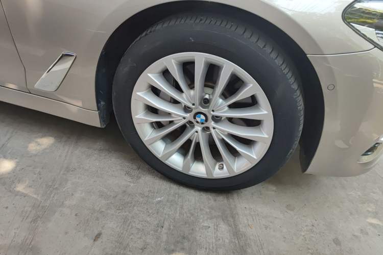 Used BMW 5 Series 2020 530Li Leading Edition Luxury Package Right Front Wheel Hub