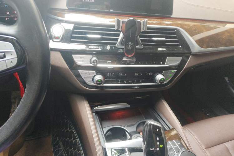 Used BMW 5 Series 2020 530Li Leading Edition Luxury Package Audio And AC Panel