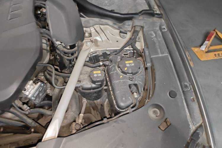 Used BMW 5 Series 2020 525Li Luxury Package Engine Bay Left