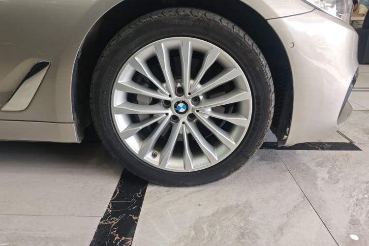 Used BMW 5 Series 2020 530Li Leading Edition Luxury Package Right Front Wheel Hub