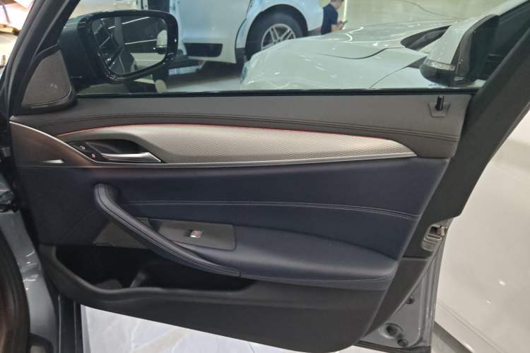Used BMW 5 Series 2020 530i M Sport Package Right Front Door Interior