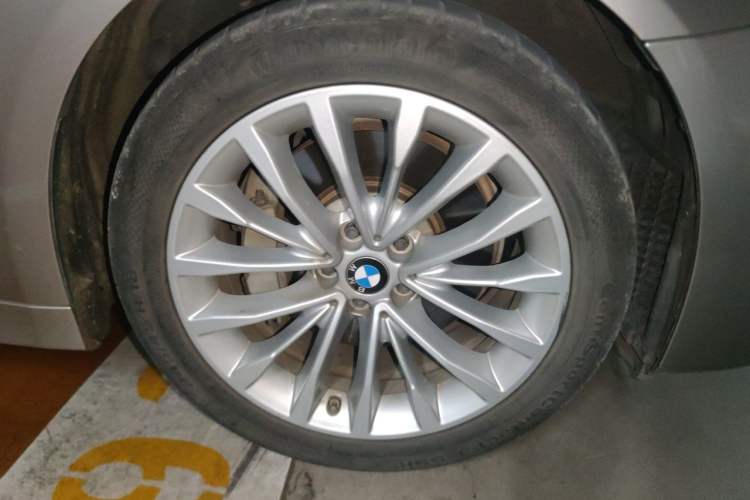 Used BMW 5 Series 2020 530Li Leading Edition Luxury Package Right Front Wheel Hub