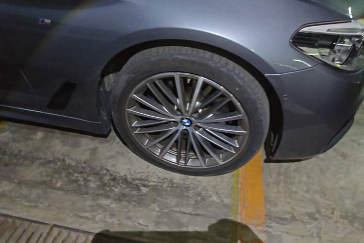 Used BMW 5 Series 2020 530i M Sport Package Right Front Wheel Hub