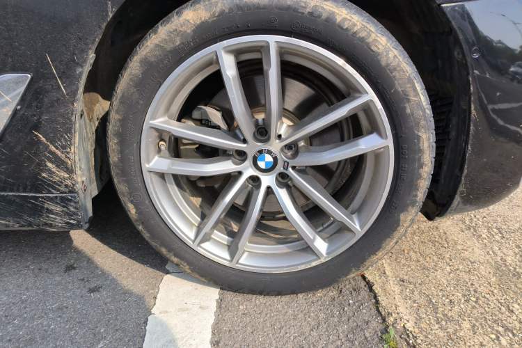 Used BMW 5 Series 2020 525Li M Sport Package Right Front Wheel Hub