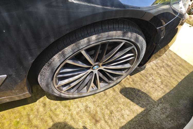 Used BMW 5 Series 2020 530Li Luxury Edition M Sport Package Right Front Wheel Hub