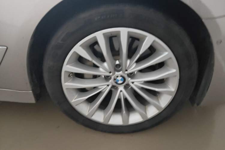 Used BMW 5 Series 2020 530Li Luxury Edition Premium Package Right Front Wheel Hub