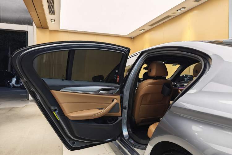 Used BMW 5 Series 2020 525i M Sport Package Exterior 8