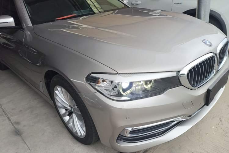 Used BMW 5 Series 2020 525Li Luxury Package Front Right 45 Deg
