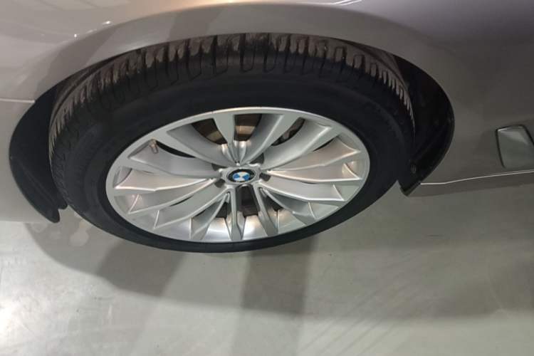 Used BMW 5 Series 2020 525Li Luxury Package Left Front Wheel Hub
