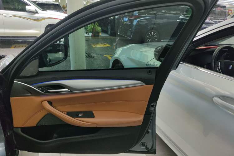 Used BMW 5 Series 2020 525i M Sport Package Right Front Door Interior