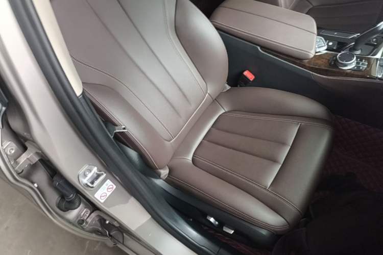 Used BMW 5 Series 2020 525Li Luxury Package Right Front Seat