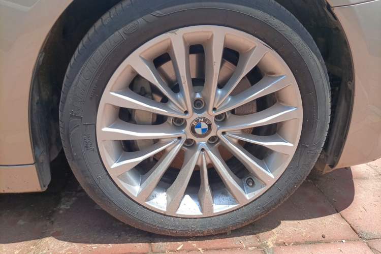 Used BMW 5 Series 2020 530Li Leading Edition Luxury Package Right Front Wheel Hub
