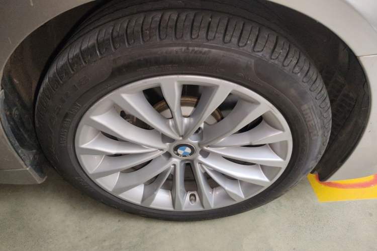 Used BMW 5 Series 2020 530Li Luxury Edition Premium Package Right Front Wheel Hub