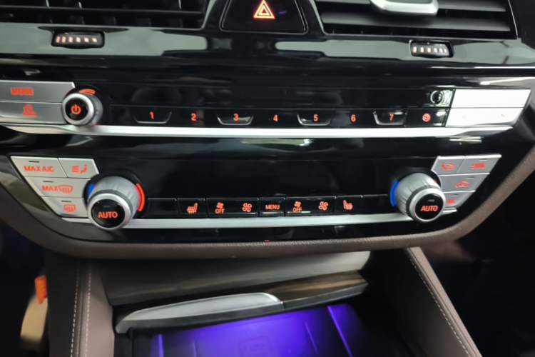 Used BMW 5 Series 2020 530Li Leading Edition Luxury Package Audio And AC Panel