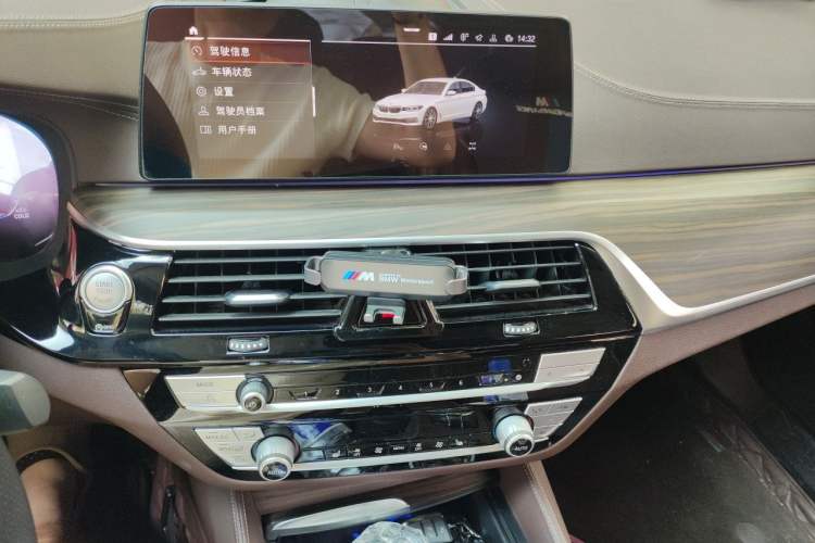 Used BMW 5 Series 2020 530Li xDrive Luxury Package Audio And AC Panel