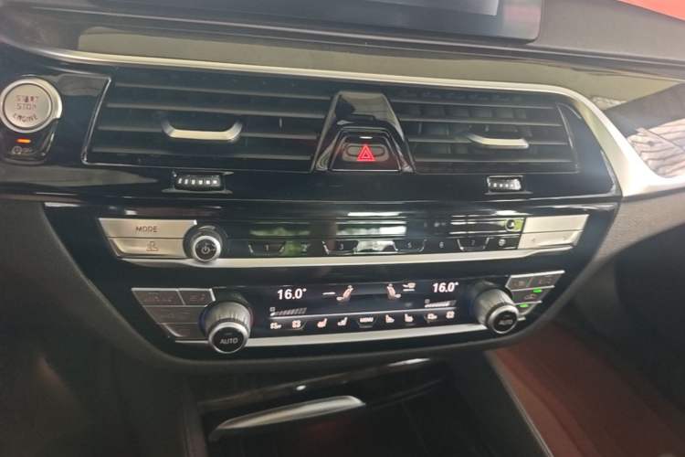 Used BMW 5 Series 2020 530Li Luxury Edition M Sport Package Audio And AC Panel