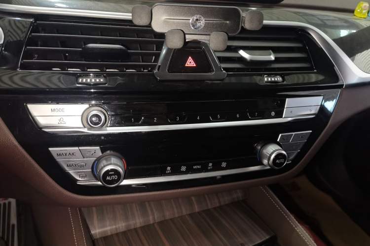 Used BMW 5 Series 2020 525Li M Sport Package Audio And AC Panel