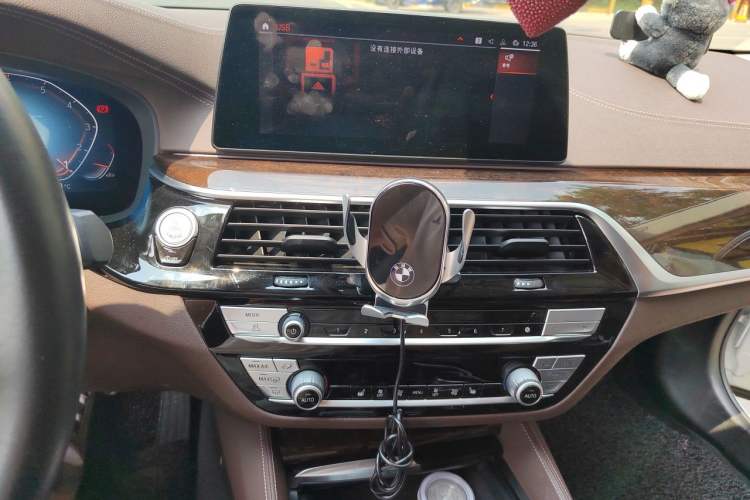 Used BMW 5 Series 2020 525Li Luxury Package Audio And AC Panel