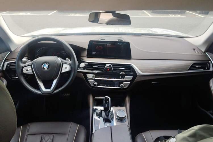 Used BMW 5 Series 2020 530Li xDrive Luxury Package Center Console