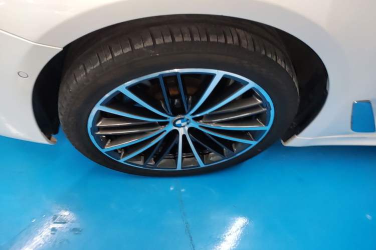 Used BMW 5 Series 2020 530Li xDrive M Sport Package Left Front Wheel Hub