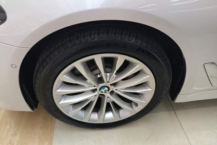 Used BMW 5 Series 2020 530Li xDrive Luxury Package Left Front Wheel Hub