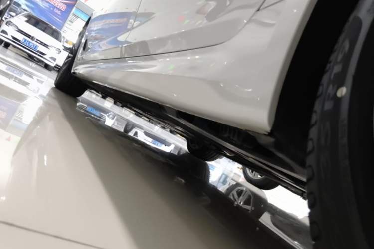 Used BMW 5 Series 2020 530Li Leading Model M Sport Package Left Side Sill
