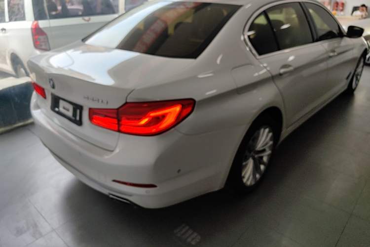 Used BMW 5 Series 2020 525Li Luxury Package Rear Right 45 Deg